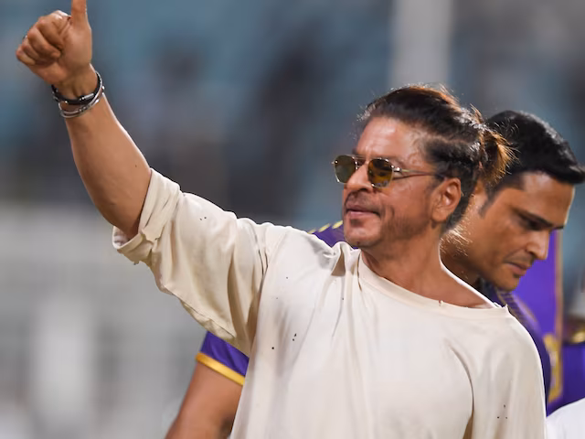 Bollywood Icon Shah Rukh Khan Hospitalized for Heatstroke Amidst Record-Breaking Temperatures in India